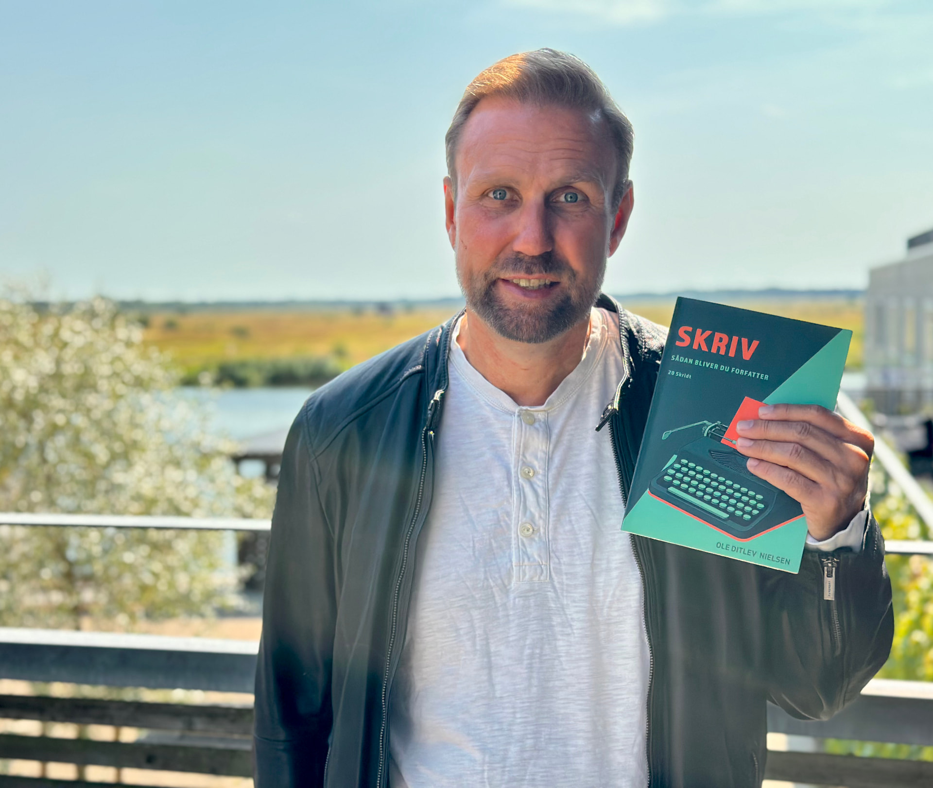 Forfatter Ole Ditlev Nielsen med bogen SKRIV i hånden